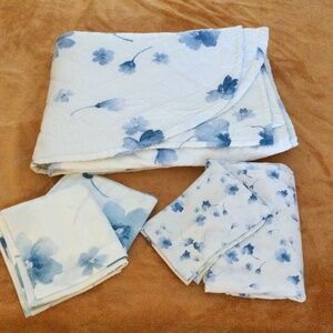 TWIN 5 PC Bedroom SET - Bedspread, Flat Sheet, Pillow Case, 2 Window Valences